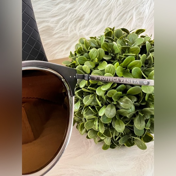 **NWOT** Excellent Bottega Veneta Round Frame, Gunmetal Sunglasses- No Scratches - Picture 10 of 12